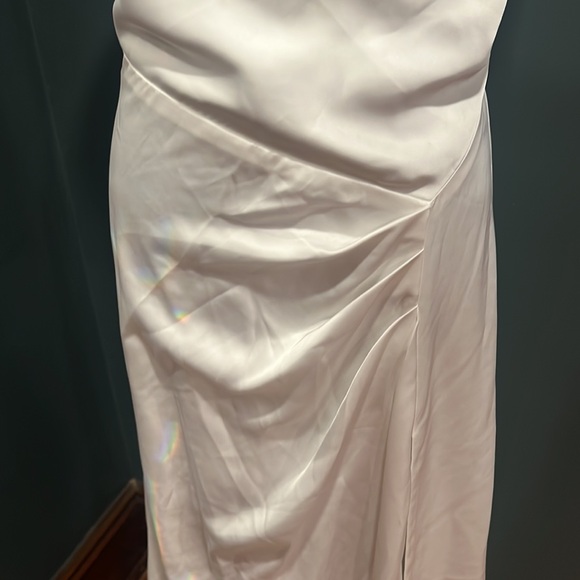 Stunning Lulu’s satin white dress size medium - Picture 4 of 11